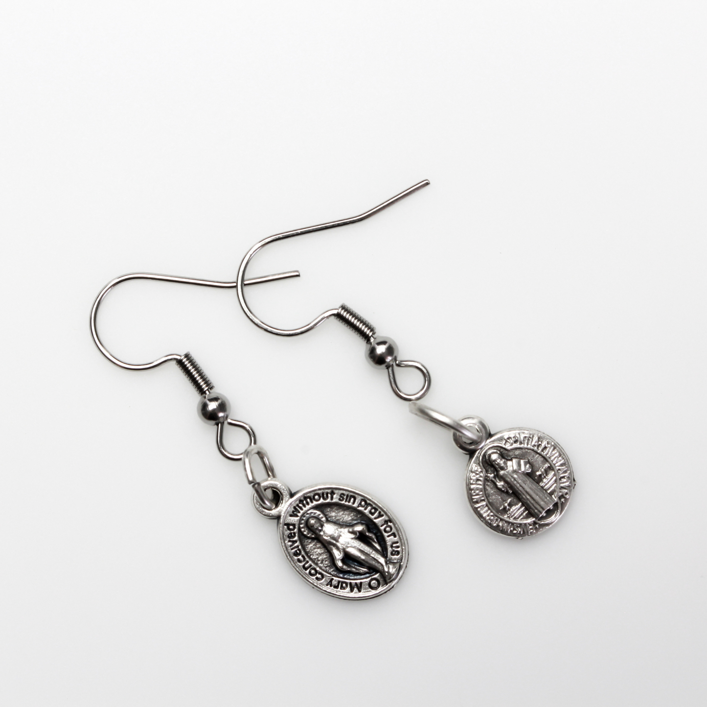304 Stainless steel earring hooks with a horizontal loop, 22 guage wire. Sold in packages of 30 hooks (15 pairs).