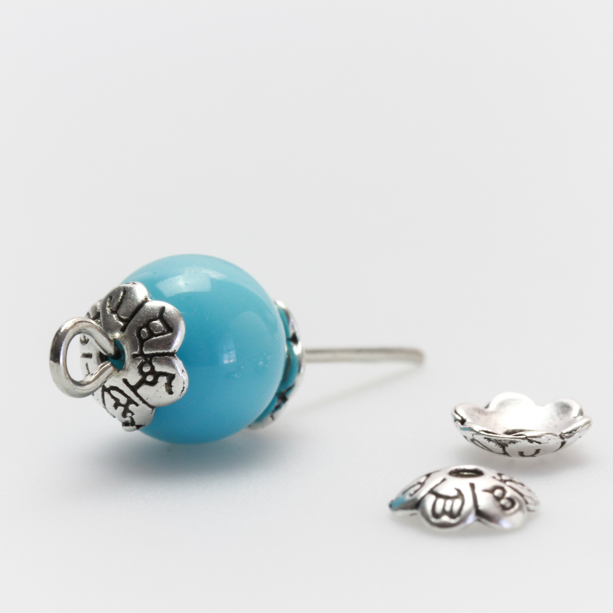 Flower shaped zinc alloy antiqued silver bead caps that are 6mm in diameter