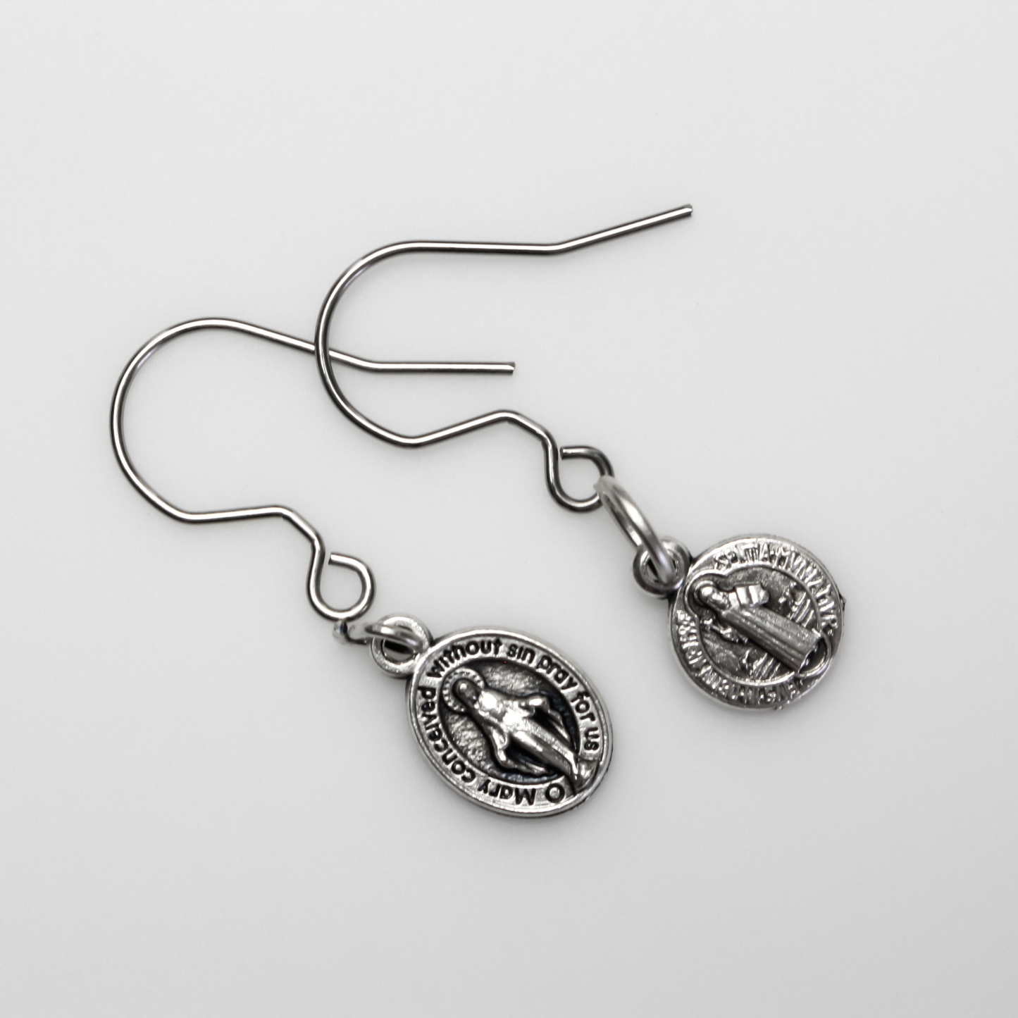 304 Stainless steel earring hooks with a horizontal loop, 20 guage wire. Sold in packages of 30 hooks (15 pairs).